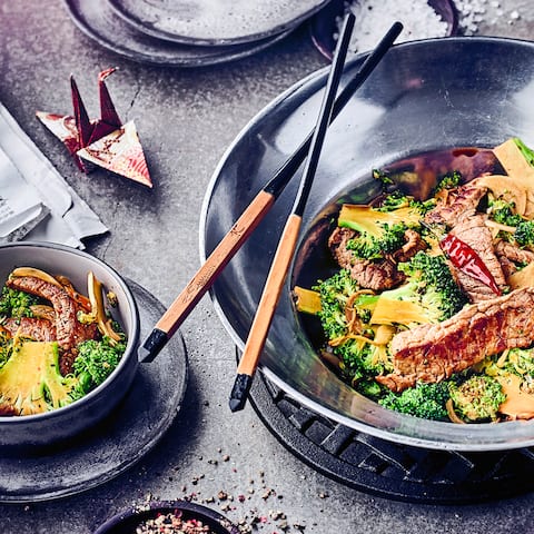 Wie wäre es mit einem pikanten Fleischgericht aus der asiatischen Küche? Probieren Sie unser Rinderfilet mit frischem Ingwer und Knoblauch, Austernsoße, Würzöl und Chili - fertig in 40 Minuten!