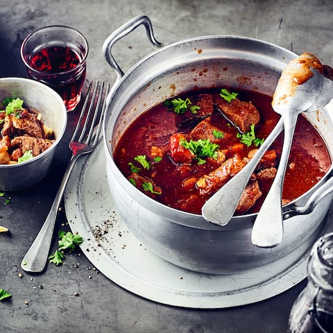 RindergulaschZartes Rindfleisch eingekocht in fruchtigen Rotwein und kräftig gewürztes Tomatenmark - entdecken Sie mit EDEKA die Vielfalt würziger Gulasch-Rezepte!