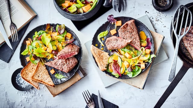 Rinderhüftsteak mit Salat