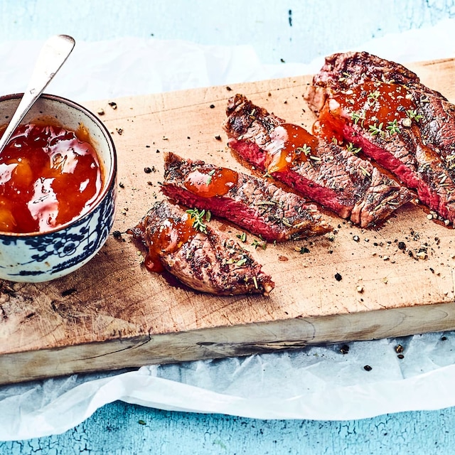 Probieren Sie unser Rezept für gegrillte Rindersteaks einmal aus: Mariniert in Öl, Rosmarin und Thymian und mit gebratenen Zwiebeln und Cocktailtomaten! 
