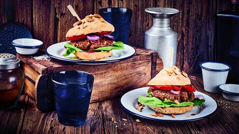 Unser Rezept für Rindfleischburger mit selbstgemachten Buns begeistert jeden Grillenthusiasten.