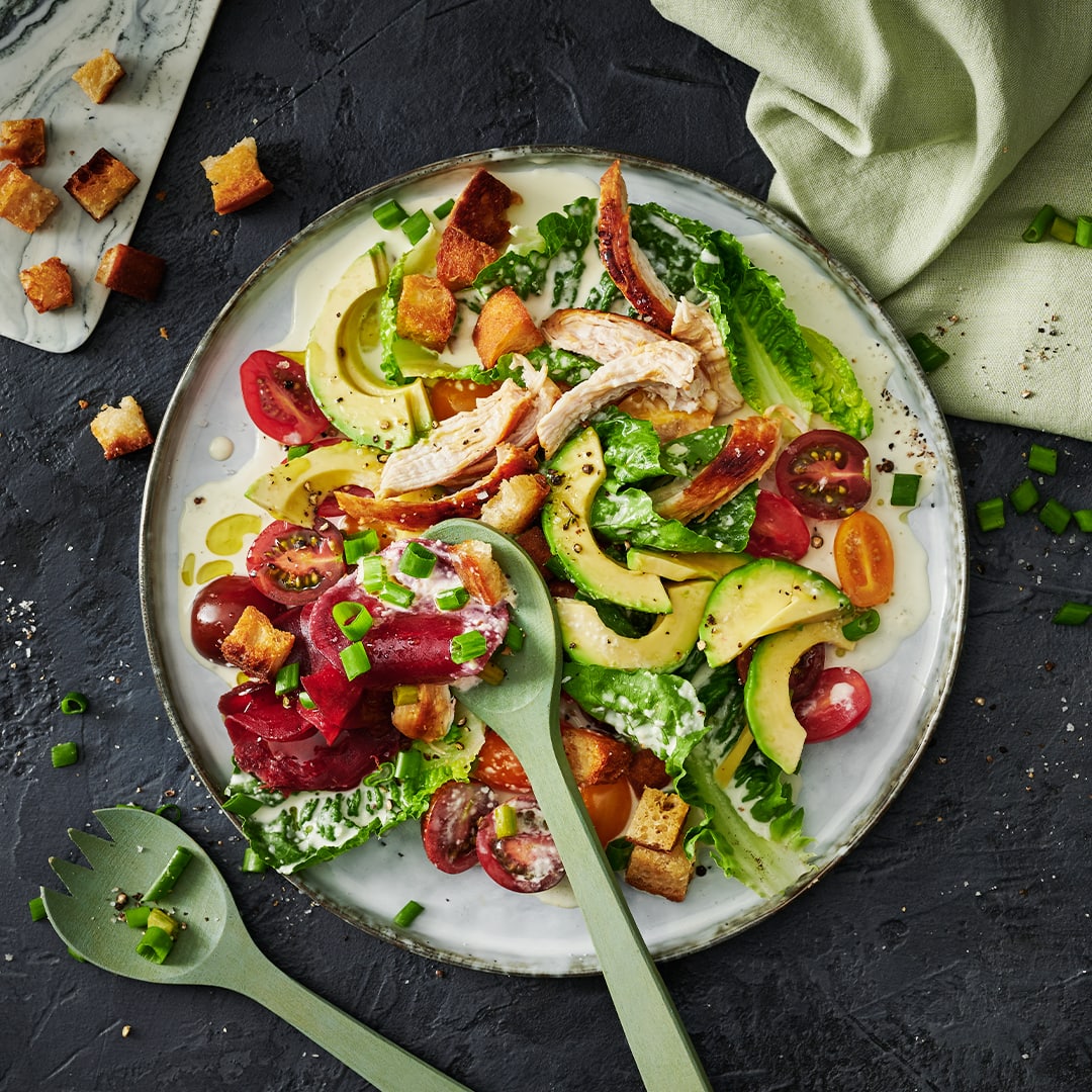 Römersalat mit Zitronen-Hähnchen und Avocado - Rezept | EDEKA