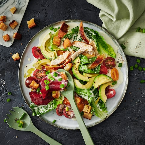 Knackig und Frisch – genau das Richtige für den Sommer: Römersalat mit angebratenem Zitronenhähnchen und frischer Avocado.
