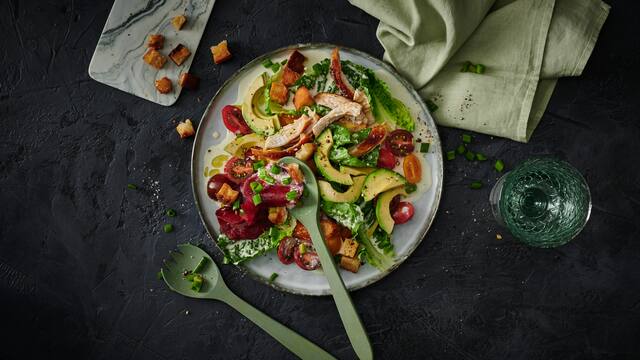 Römersalat mit Zitronen-Hähnchen und Avocado