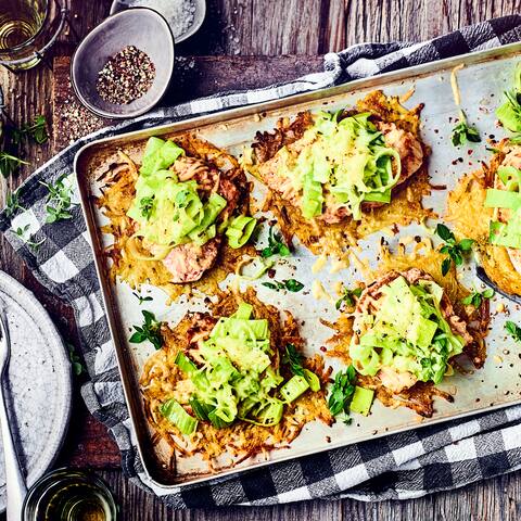 Wir finden selbstgemachte Rösti belegt mit Schweineschnitzeln, Porree und würzigem Bergkäse sind eine super Idee für Ihr nächstes Abendessen und ruckzuck fertig!