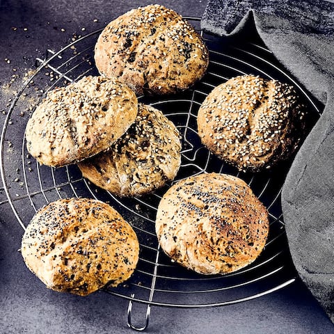 Selbstgemachtes Gebäck schmeckt besonders lecker: Probieren Sie unser Rezept für Roggen-Kräuter-Brötchen aus Sauerteig, frischer Hefe und Salz einmal aus – in 25 Minuten zubereitet!