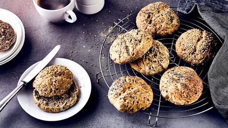 Selbstgemachtes Gebäck schmeckt besonders lecker: Probieren Sie unser Rezept für Roggen-Kräuter-Brötchen aus Sauerteig, frischer Hefe und Salz einmal aus – in 25 Minuten zubereitet!