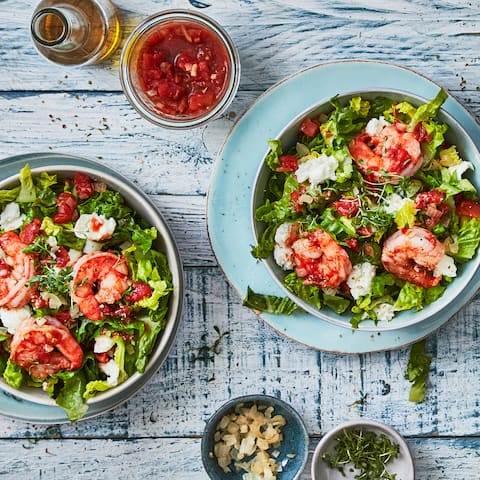 Sie suchen eine schnelle Zwischenmahlzeit mit Meeresfrüchten? Dann probieren Sie unseren erfrischenden Romanasalat mit Büffel-Mozzarella, Tomaten, Oregano und gebratenen Garnelen – fertig in weniger als 20 Minuten!