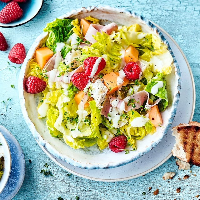 Fruchtiger Salat für warme Tage: Probieren Sie unseren Romanasalat mit Honigmelone, Mozzarella und marinierter Gurke – in 10 Minuten servierbereit!