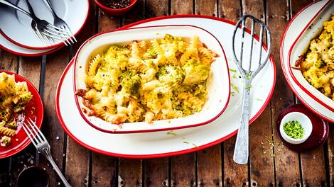 Unser Tipp für ein leckeres Pastagericht aus dem Ofen: Probieren Sie unseren Auflauf mit Fusilli, Käse und Romanesco – servierfertig in 50 Minuten!