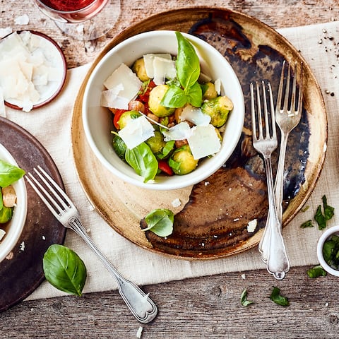 Tomaten, Zwiebel, Speck und Parmesan runden das Rosenkohl-Gemüse ab.