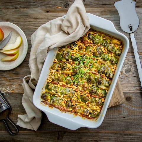 Ganz einfach hergestellt und für den Herbst eine leckere Alternative zu den bekannten Aufläufen ist unser Rezept für Rosenkohlauflauf mit Kartoffeln und Birnen. 