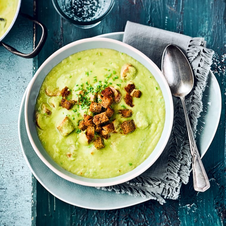 Rosenkohlsuppe mit Kohlwurst