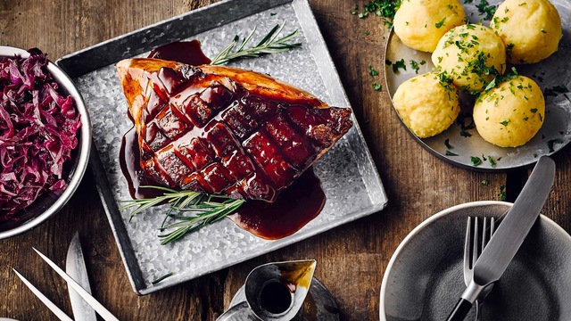 Ohne Kruste ist ein Schweinebraten nur halb so gut. Erfahren Sie, wie das Krustenbraten-Rezept perfekt gelingt und das Fleisch innen saftig und außen knusprig wird!