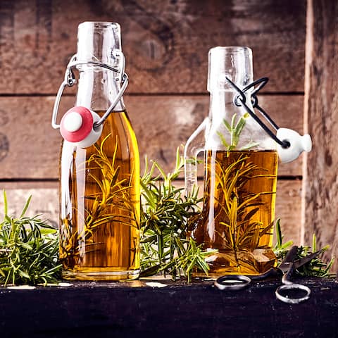 Passt zu Salaten und mediterranen Gerichten: Probieren Sie unser Rezept für Rosmarinöl einmal aus! Es eignet sich auch gut als Geschenk für Freunde!