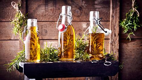 Passt zu Salaten und mediterranen Gerichten: Probieren Sie unser Rezept für Rosmarinöl einmal aus! Es eignet sich auch gut als Geschenk für Freunde!