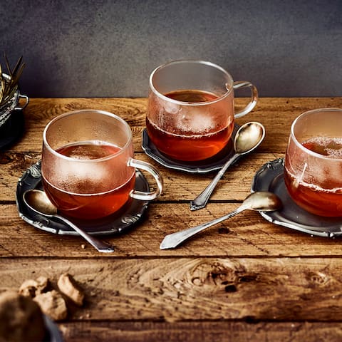 Probieren Sie unser Rosmarintee-Rezept aus und profitieren Sie von der anregenden Wirkung des Heißgetränks. Wir verraten, was in dem Kraut steckt!
