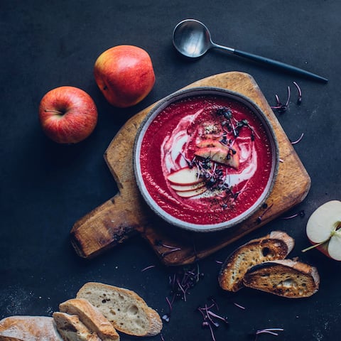 Nicht nur ein Geschmackserlebnis, sondern auch ein Highlight für die Augen ist unsere strahlende Wintersuppe mit Roter Bete, Apfel, Ingwer und Kokosmilch: Einfach ausprobieren!