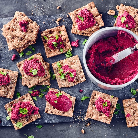 Super einfach und schnell zubereitet ist unser selbstgemachter Rote-Bete-Aufstrich. Dieser passt herrlich zu Knäckebrot und hält sich im Kühlschrank 4-5 Tage.