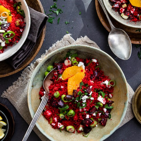 Wunderschön leuchtet das Rote-Bete-Couscous mit Feta und dazu schmeckt es auch noch herrlich! Ganz einfach und schnell selbst gemacht!