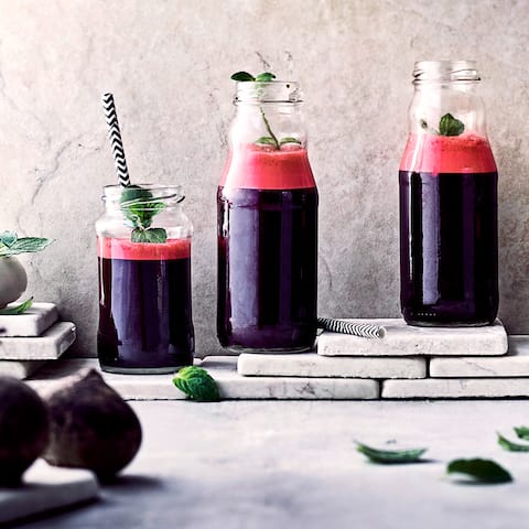 Mit nur 3-4 Zutaten ist unser Rote Bete Saft super schnell und einfach hergestellt und nicht nur farblich ein absolutes Highlight!