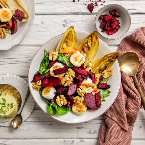 Bringen Sie Abwechslung in Ihre Küche! Unser Rezept für Rote-Bete-Salat mit Ziegenkäse vereint fruchtige und herzhafte Aromen. Darüber hinaus erklären wir Ihnen, welche wertvollen Nährstoffe in Roter Bete enthalten sind.