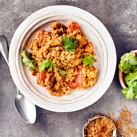 Auf die Würze kommt es an. Unser Rezept für Rote Linsen Dal kommt aus Indien und besticht durch seine Kombination an vielen Gewürzen abgemildert durch etwas Kokosmilch. 