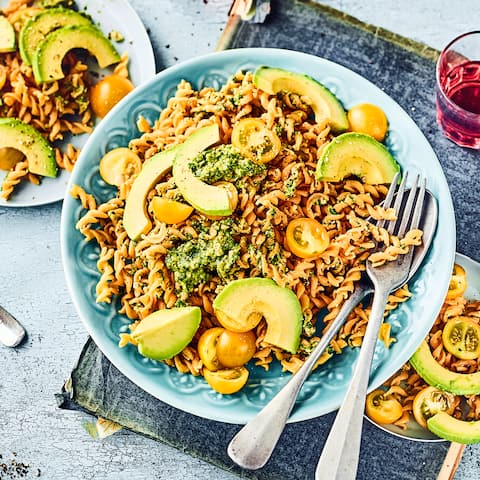 Eine Alternative zu klassischen Nudeln ist Pasta aus Hülsenfrüchten. Zum Beispiel unsere Rote-Linsen-Pasta mit Kräuterpesto, Avocado und Cocktailtomaten. 