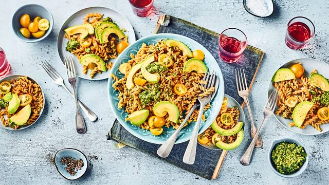 Rote-Linsen-Pasta mit Kräuterpesto und Avocado