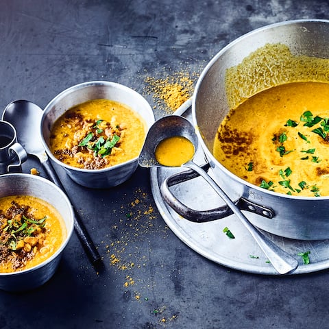 Bereiten Sie ganz schnell eine nahhafte, vegetarische Rote-Linsensuppe mit Curry und Orangensaft zu. Unser Rezept verrät Ihnen, wie es geht.