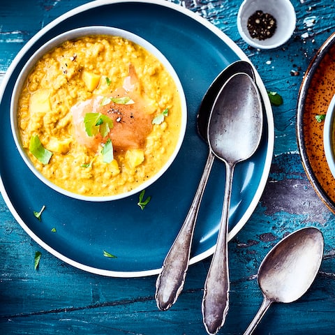 Orientalischer Eintopf für die kalte Jahreszeit: Probieren Sie unsere Rote-Linsen-Suppe mit Ingwer, Kokosmilch und dem Fruchtfleisch einer reifen Mango!