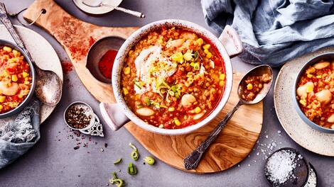 Deftiger Eintopf für die kalte Jahreszeit: Probieren Sie unser Chili mit Paprika, roten Linsen und weißen Bohnen – fertig in nur 15 Minuten!