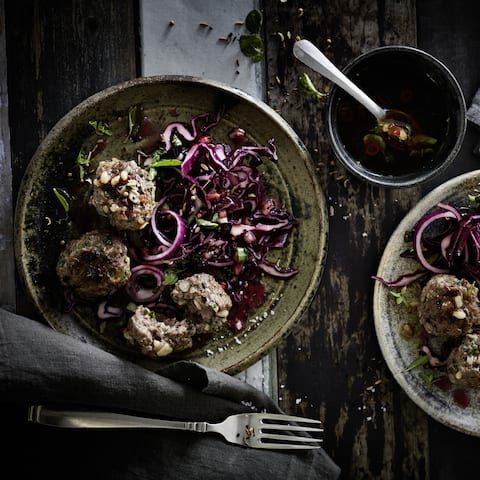 Sie mögen es würzig und scharf? Dann probieren Sie unseren Rotkohl-Granatapfel-Salat mit Hackfleischbällchen und pikanter Dipping-Soße!