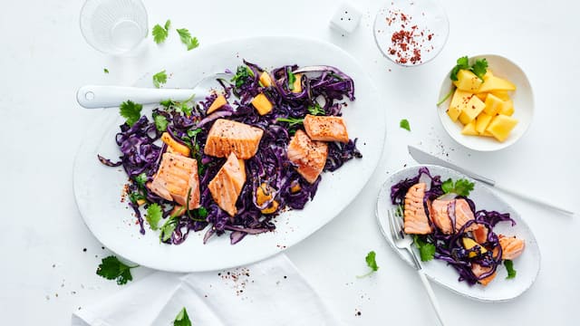 Rotkohl-Mango-Salat mit gebratenem Lachs