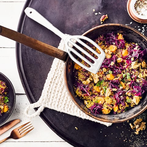 Eine einfache Quinoa-Pfanne mit Rotkohl und Walnüssen: Knackig und frisch eine schnelle Alternative zu klassischen Gemüsesorten!