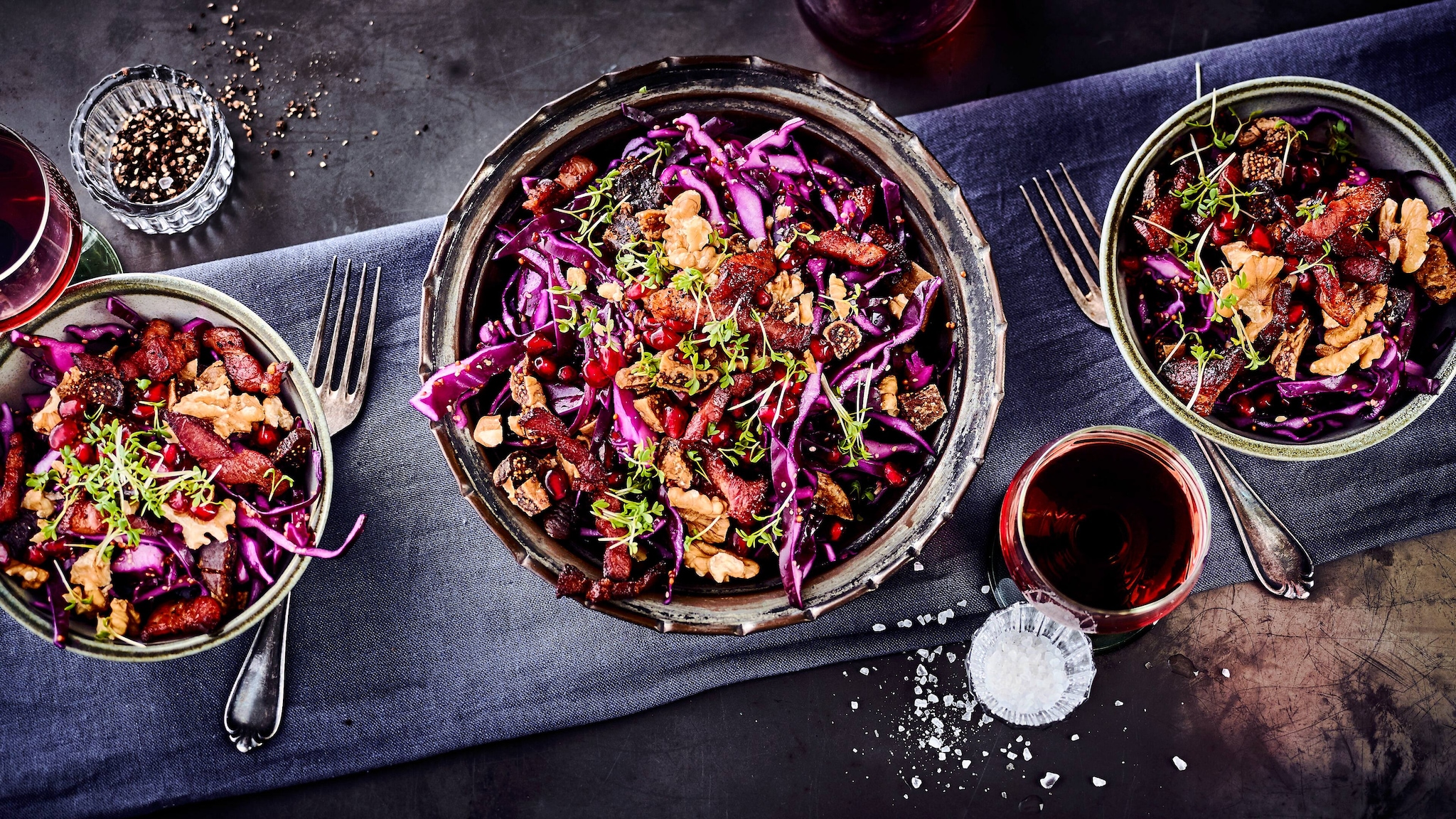 Rotkohlsalat mit Granatapfelkernen und Walnüssen