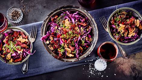 Ob mit Walnüssen und Granatapfelkernen oder vegetarisch mit Käse oder herzhaft mit Rinderfiletstreifen – unser Rotkohlsalat-Rezept beweist einmal mehr, wie köstlich Blaukraut als Rohkost ist. Probieren Sie es aus!