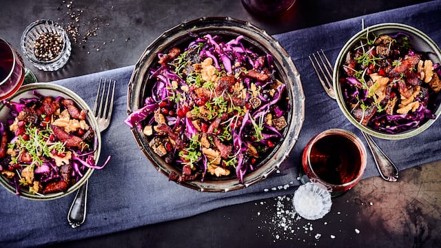 Rotkohlsalat mit Granatapfelkernen und Walnüssen