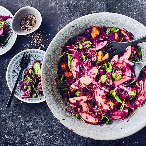 Ein bunter Salat mit süß-säuerlichen Äpfeln, aromatischem Rotkohl und frischer Orange schmeckt zum Grillen, zum Mittag- oder Abendessen oder als Beilage. Probieren Sie es aus!