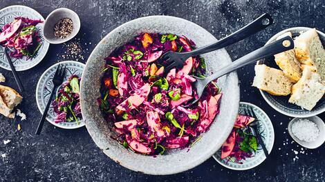 Ein bunter Salat mit süß-säuerlichen Äpfeln, aromatischem Rotkohl und frischer Orange schmeckt zum Grillen, zum Mittag- oder Abendessen oder als Beilage. Probieren Sie es aus!