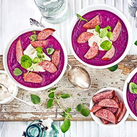 Nicht nur farblich ein Highligt: Unsere Rotkrautsuppe mit Maronen, etwas Holunderbeerengetränk, Frischkäse und Cabanossi. Sehr lecker und dazu ganz schnell zubereitet!