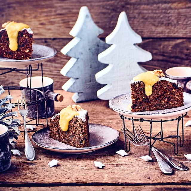 Sie möchten zu Weihnachten etwas Besonderes backen? Unser saftiger Rotwein-Gewürzkuchen begeistert mit feinen Aromen!