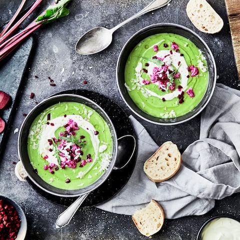 Rucola, einer der würzigsten Blattsalate, verfeinert mit seinem pikanten Aroma nicht nur Rohkost: Probieren Sie auch unsere köstliche Rucolasuppe!