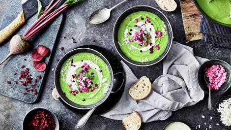 Rucola, einer der würzigsten Blattsalate, verfeinert mit seinem pikanten Aroma nicht nur Rohkost: Probieren Sie auch unsere köstliche Rucolasuppe!