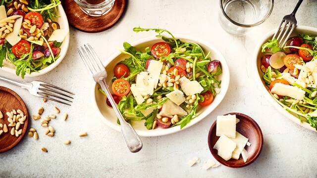 Rucola mit Käse und Trauben