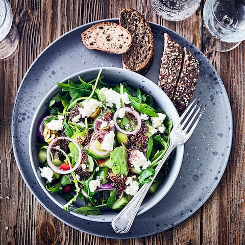 Unser mediterraner Salat ist schnell zubereitet: Probieren Sie das frische Gericht mit Rucola, Feta, Paprika, Gurke und Oliven an einem Dressing mit Chia!