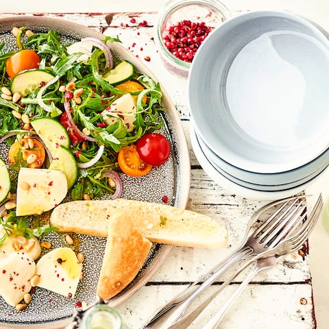 Ein mediterranes Sommer-Rezept für den schnellen Hunger: Unser Salat mit Pinienkernen, Mozzarella und einem würzigen Balsamico-Dressing ist ruckzuck fertig und schmeckt nicht nur Fans der Mittelmeerküche!