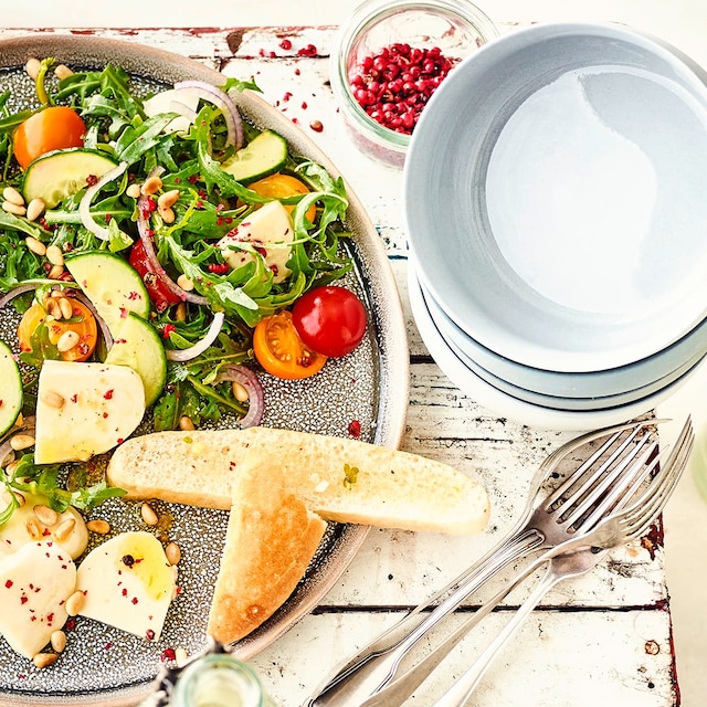 Ein mediterranes Sommer-Rezept für den schnellen Hunger: Unser Salat mit Pinienkernen, Mozzarella und einem würzigen Balsamico-Dressing ist ruckzuck fertig und schmeckt nicht nur Fans der Mittelmeerküche!