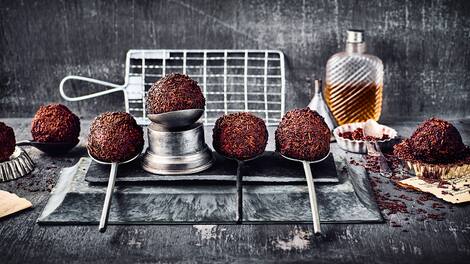 Eigentlich als Verwertung von Kuchenresten gedacht erfreuen sich Rumkugeln mittlerweile großer Beliebtheit. Selbstgemacht sind sie natürlich besonders lecker!