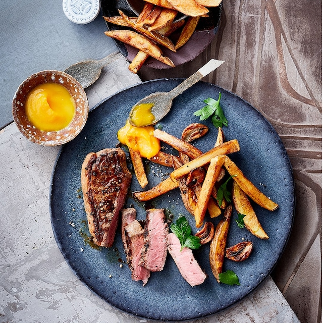 Steak-Liebhaber aufgepasst: Unser Rumpsteak mit frittierten Kartoffeln und selbst gemachtem Kürbisketchup ist einfacher zubereitet als gedacht und lässt die Herzen höherschlagen.